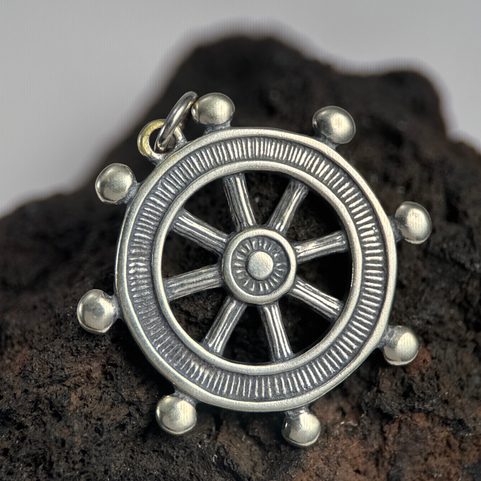 STEERING WHEEL, MASSIVE SILVER PENDANT, 12G