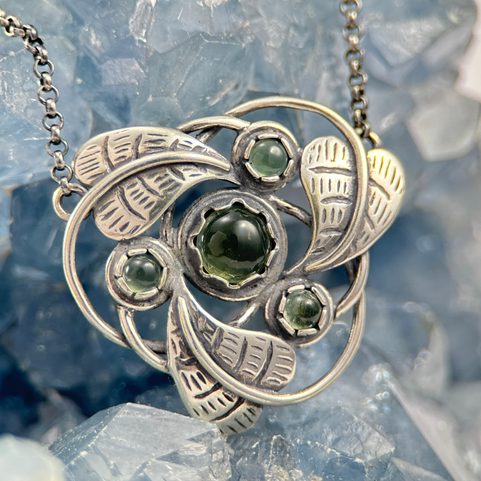 TRISKEL, ART NOUVEAU JEWELLERY, NECKLACE, MOLDAVITE AG 925/1000