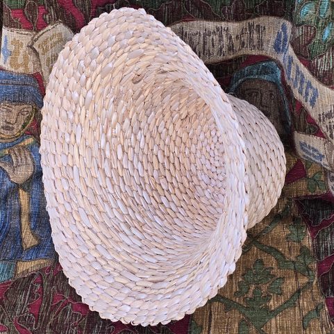 KLOBOUK STŘEDOVĚKÝ, RUČNĚ PLETENÝ Z OROBINCE, DLE MACIEJOWSKÉHO BIBLE