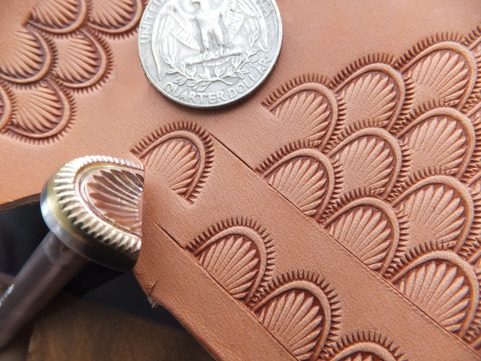 ECAILLES DE DRAGON , CACHET EN CUIR