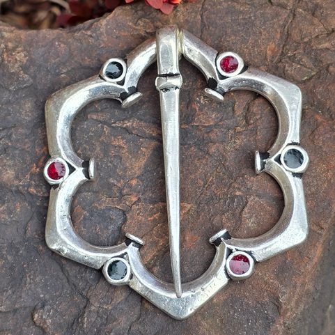 BROCHE MÉDIÉVALE, ÉMAIL FANTAISIE, BRONZE, ARGENTÉ