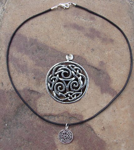 SILVERED TRISKELL NECKLACE TIN