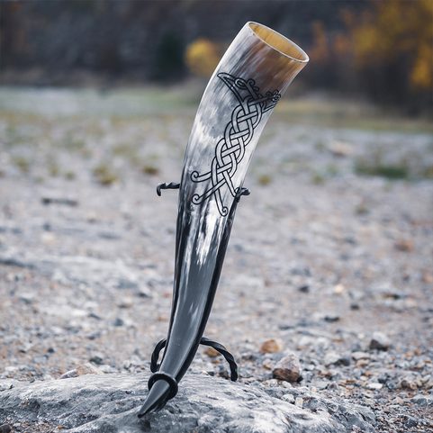 KRÄHE, TRINKHORN MIT WIKINGERGRAVUR