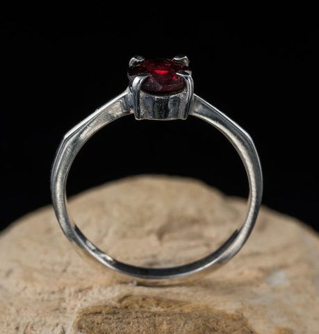 OCULAR, SILBERRING MIT GRANAT