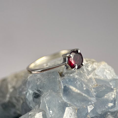 OCULAR, SILBERRING MIT GRANAT