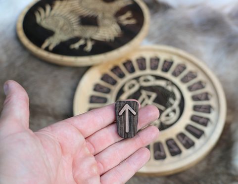 HUGINN AND MUNINN - WOODEN RUNES FUTHARK SET