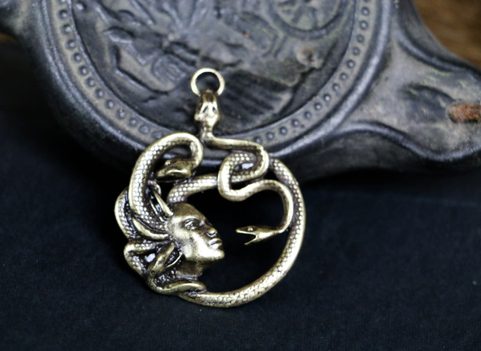 MÉDUSE, TALISMAN ANTIQUE, ZINC, ARGENT ANTIQUE
