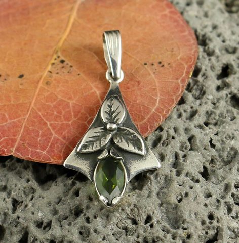 SHAMROCK, SILVER PENDANT, MOLDAVITE