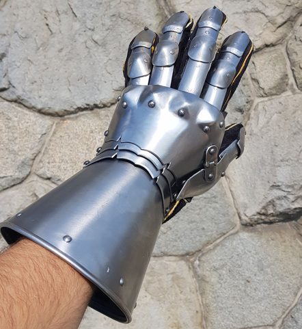 LORIC, MEDIEVAL GAUNTLETS