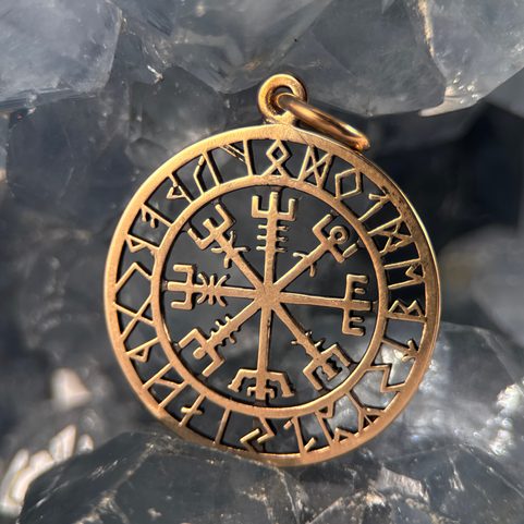 VEGVÍSIR, PENDENTIF EN BRONZE, PETIT