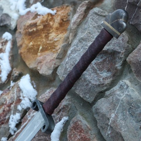 BARBARIAN TWO-HANDED SHARP FANTASY SWORD WITH SCABBARD ON THE BACK