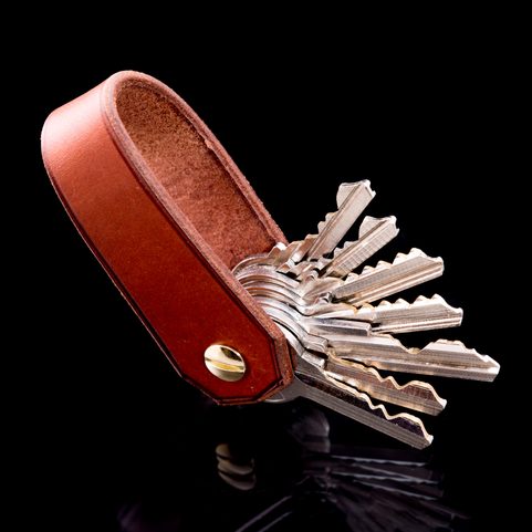 BALFOUR, LUXURY LEATHER KEYCHAIN COGNAC