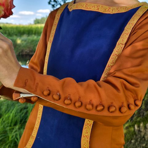 LESSER NOBLEWOMAN / WEALTHIER TOWNSWOMAN - SET OF MEDIEVAL CLOTHING, 2ND HALF OF THE 14TH CENTURY