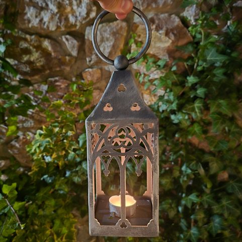 MITTELALTERLICHES WINDLICHT - GOTIKA, KERZENHALTER FÜR TEELICHTER, GOLD