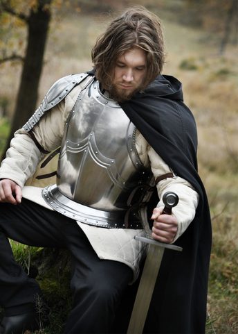 ARMURE GOTHIQUE, PLASTRON ET DOS, ACIER D'1,2 MM D'ÉPAISSEUR