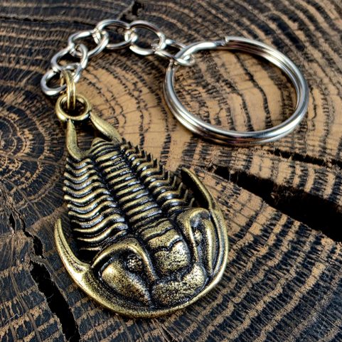 SCHLÜSSELANHÄNGER MIT TRILOBIT, ZINK, ALTMESSING