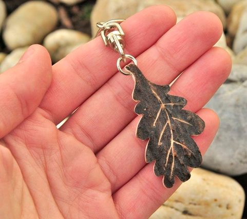 CARVED OAK LEAF KEYCHAIN, ANTLER