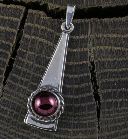 TRIANGLE - GARNET, PENDANT, SILVER