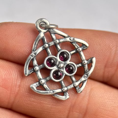 INNIS, CELTIC PENDANT, SILVER GARNETS
