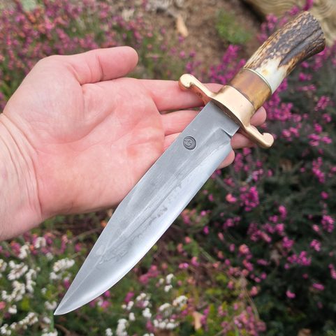 GESCHMIEDETES BOWIE-MESSER REBEL STEEL MIT SCHEIDE