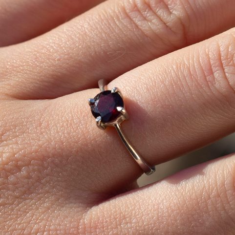 OCULAR, SILBERRING MIT GRANAT