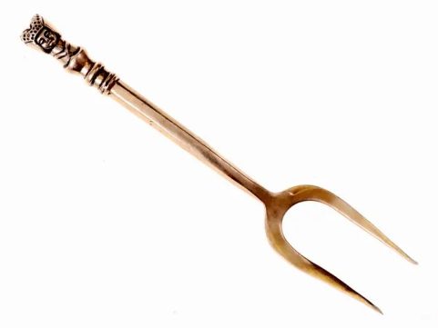 MITTELALTERLICHE GABEL MIT JUNGFRAU, MESSING