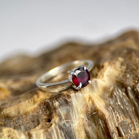 OCULAR, SILBERRING MIT GRANAT