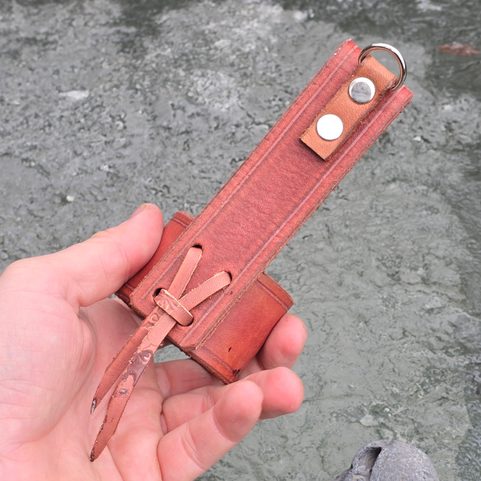 CINTRE EN CUIR POUR HACHE - POUR CEINTURE ET MOUSQUETON