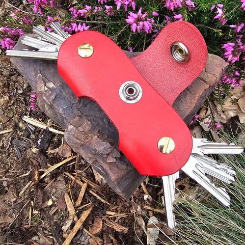 MEDIEVAL ROSE, LEATHER KEY RING WITH SCREWS, RED