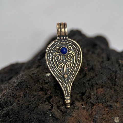 ROMAN PENDANT, II. CENTURY, BRONZE LAPIS LAZULI
