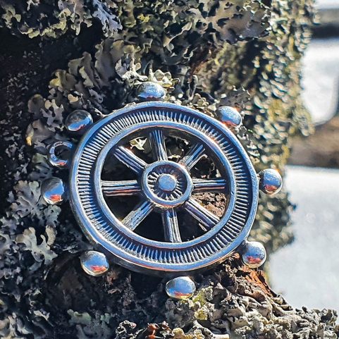 STEERING WHEEL, MASSIVE SILVER PENDANT, 12G