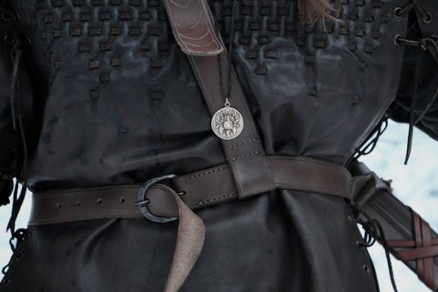 BARBARIAN TWO-HANDED SHARP FANTASY SWORD WITH SCABBARD ON THE BACK