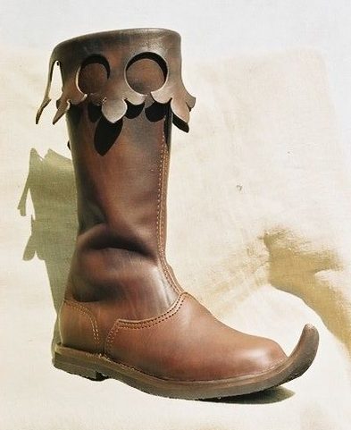 MEDIEVAL HIGH BOOTS WITH LILLY