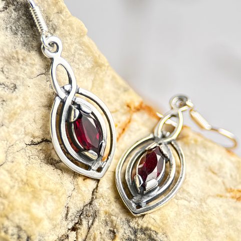 MAIA EARRINGS, SILVER AND GARNET
