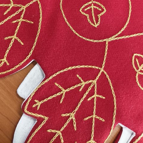 CASQUETTE MÉDIÉVALE, 15E SIÈCLE - BRODÉE, ROUGE