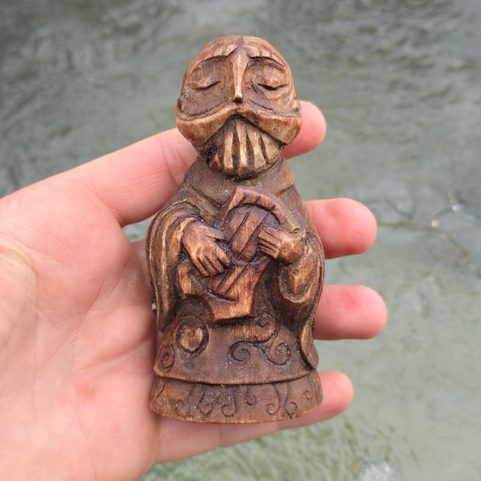 IRISH BARD DAOINE SÍ, CARVED STATUE