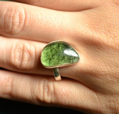 SILVER RING WITH MOLDAVITE, POLISHED, AG 925