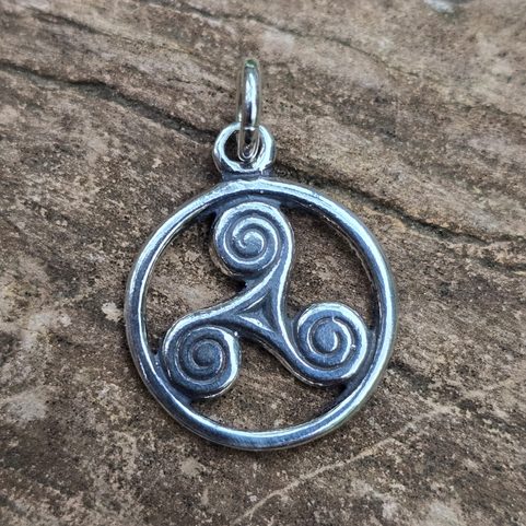 TRISKÈLE CELTIQUE, PETIT PENDENTIF EN ARGENT 925