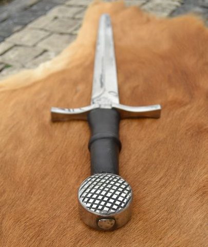 MITTLERALTER DÄGER, KNAUF MIT GITTER