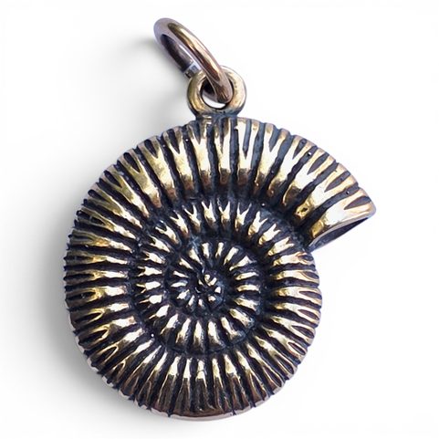 PENDENTIF EN FORME D'AMMONITE, EN BRONZE