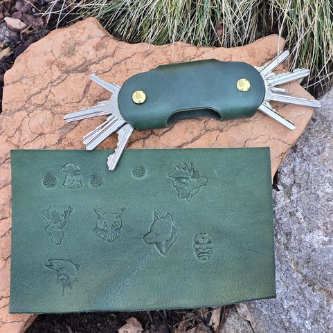 LEATHER KEY RING WITH SCREWS, GREEN