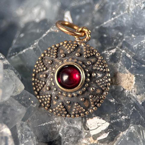 ISOLDA, GARNET, BRONZE PENDANT