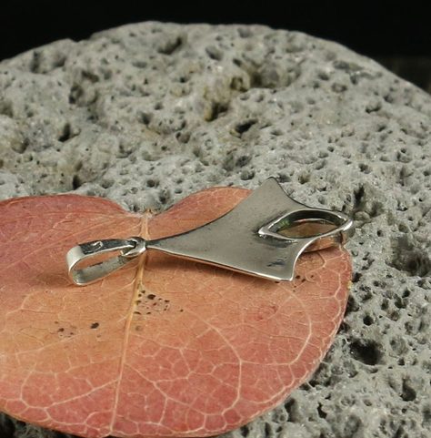 SHAMROCK, SILVER PENDANT, MOLDAVITE