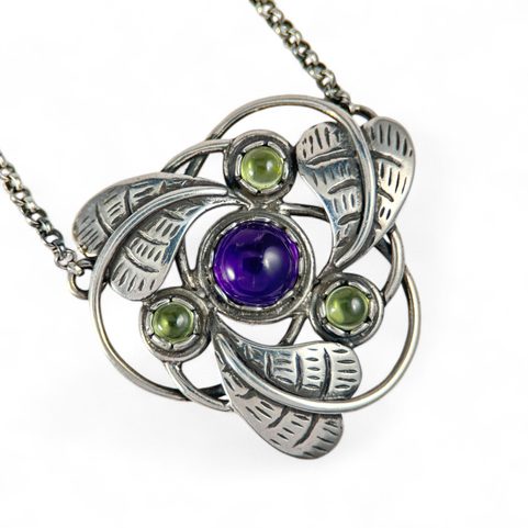 TRISKEL, ART NOUVEAU JEWELLERY, NECKLACE, AMETHYST AND PREDIDOT AG 925/1000