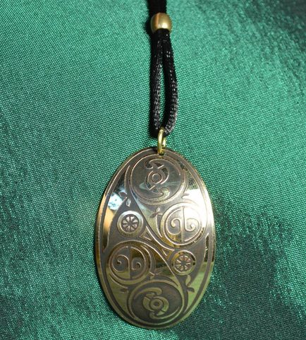 LÍOBHAN, PENDENTIF EN LAITON, CELTIQUE