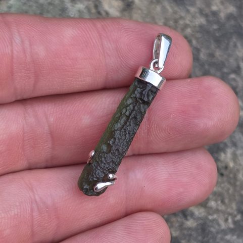 PENDENTIF EN ARGENT AVEC UN VLTAVINE NATUREL, AG 925