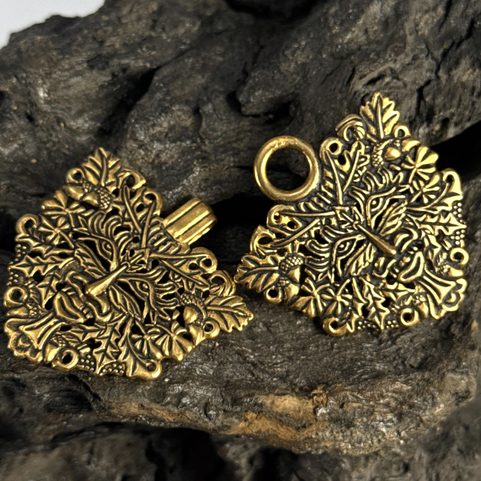 HOMME VERT, BROCHE POUR MANTEAU, BRONZE