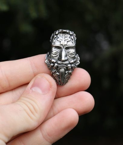 HOMME VERT, PENDENTIF, ÉTAIN