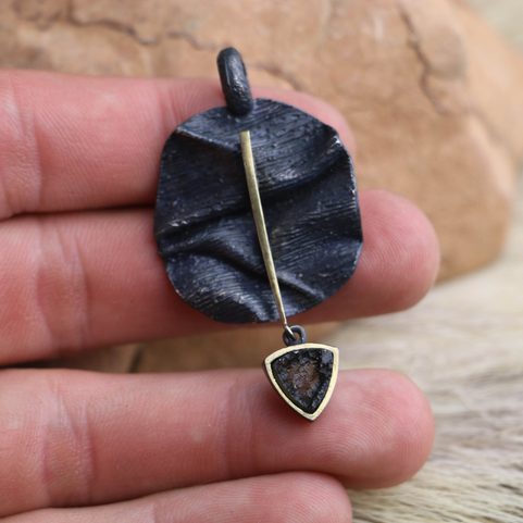 DELTA SILVER PENDANT WITH MOLDAVITE, GOLD PLATED