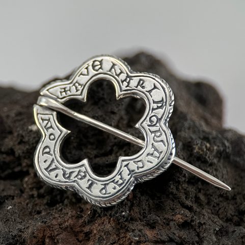 BROCHE MÉDIÉVALE, ANNÉE 1300, FRANCE OU ANGLETERRE, ARGENT 925/1000